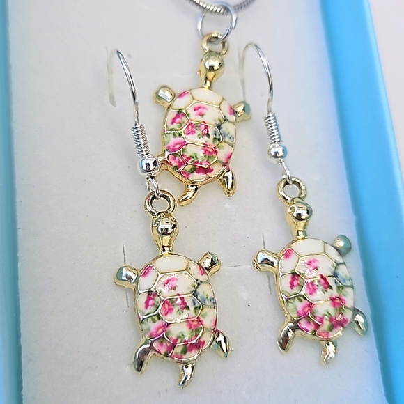 Turtles In Flowers, Pendant, and Matching Earrings. - Picture 6 of 6